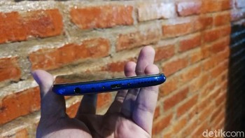 Sementara di bagian jeroannya, smartphone ini disokong oleh prosesor octa-core Snapdragon 450 dengan fabrikasi 14 nm. (Foto: detikINET/Muhammad Alif Goenawan)