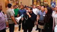 Momen gembira tersebut terjadi di mal AEON Tebrau di Johor Baru pada Kamis (12/4) sekitar pukul 18.45 waktu setempat. (Foto: Dok. Facebook via Asia One)