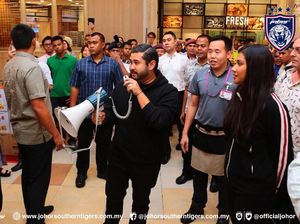 Kehebohan Saat Pangeran Johor Bayar Belanjaan Pengunjung Rp 3,5 M
