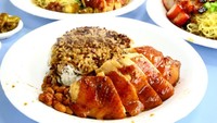 Di sini dia menyajikan menu Soya Sauce Chicken Rice hangat yang sederhana, namun kelezatannya sudah tidak perlu dipertanyakan. Satu porsi makanan dibanderol dengan harga 3,8 SGD atau sekitar Rp. 40.000. Foto: Istimewa