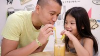  Minum segelas berdua so sweet banget ya. Ini Samuel Rizal dan si kecil lagi ada di Kafe Teduh, Ciputat. Foto: Instagram @samuelrizal1