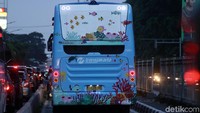 Dibagian belakang busway ini juga penuh dengan nuansa ekosistem laut.