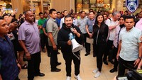 Sang pangeran Johor tiba di mal tersebut bersama istri tercinta, Che Puan Khaleeda Bustamam.  (Foto: Dok. Facebook via Asia One)