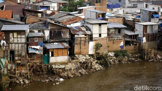 Hunian di bantaran Kali Ciliwung