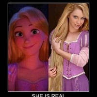 Berambut pirang dan superpanjang, perempuan yang satu ini disebut-sebut mirip tokoh Rapunzel dari film Tangled (2010). Setuju? (Foto: ist.)