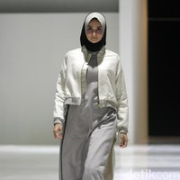 Fashion show busana muslim terbaru L.tru yang mengangkat tema Lets Talk di Ballroom Fairmont Hotel Jakarta. Rabu [12/4/2018]. [Foto: Mohammad Abduh/Wolipop].