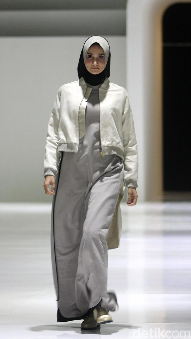 Fashion show busana muslim terbaru L.tru yang mengangkat tema Lets Talk di Ballroom Fairmont Hotel Jakarta. Rabu [12/4/2018]. [Foto: Mohammad Abduh/Wolipop].