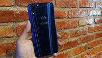 Vivo V9 versi warna cool blue.