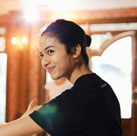 Berlatih tari untuk proyek film, Putri tampil polos tanpa menggunakan makeup. Meski keturunan blasteran, namun wajah Putri sangat Indonesia.  Foto: Instagram