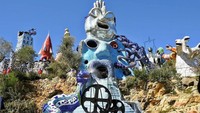 Nikis Tarot Garden atau Il Giardino dei Tarocchi adalah sebuah taman unik di Capalbio, 120 km dari Fiorentina, Italia. Taman ini berisi patung karakter kartu tarot. (mina.viandante/Instagram)