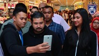 Beberapa pengunjung juga tampak minta berfoto bersama sang pangeran (Foto: Dok. Facebook via Asia One)