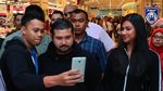 Kehebohan Saat Pangeran Johor Bayar Belanjaan Pengunjung Rp 3,5 M