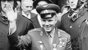 Gagarin adalah kosmonot atau astronotnya Uni Soviet, yang kini bernama Rusia. Penerbangan Gagarin ke antariksa dinamakan misi Vostok 1. Foto: Getty Images