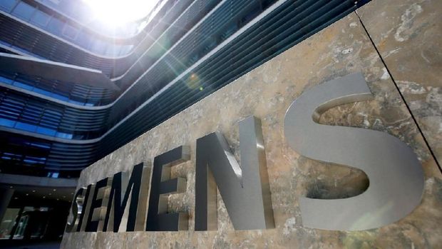 FILE PHOTO: The Siemens AG headquarters is seen in Munich, Germany, June 14, 2016. REUTERS/Michaela Rehle