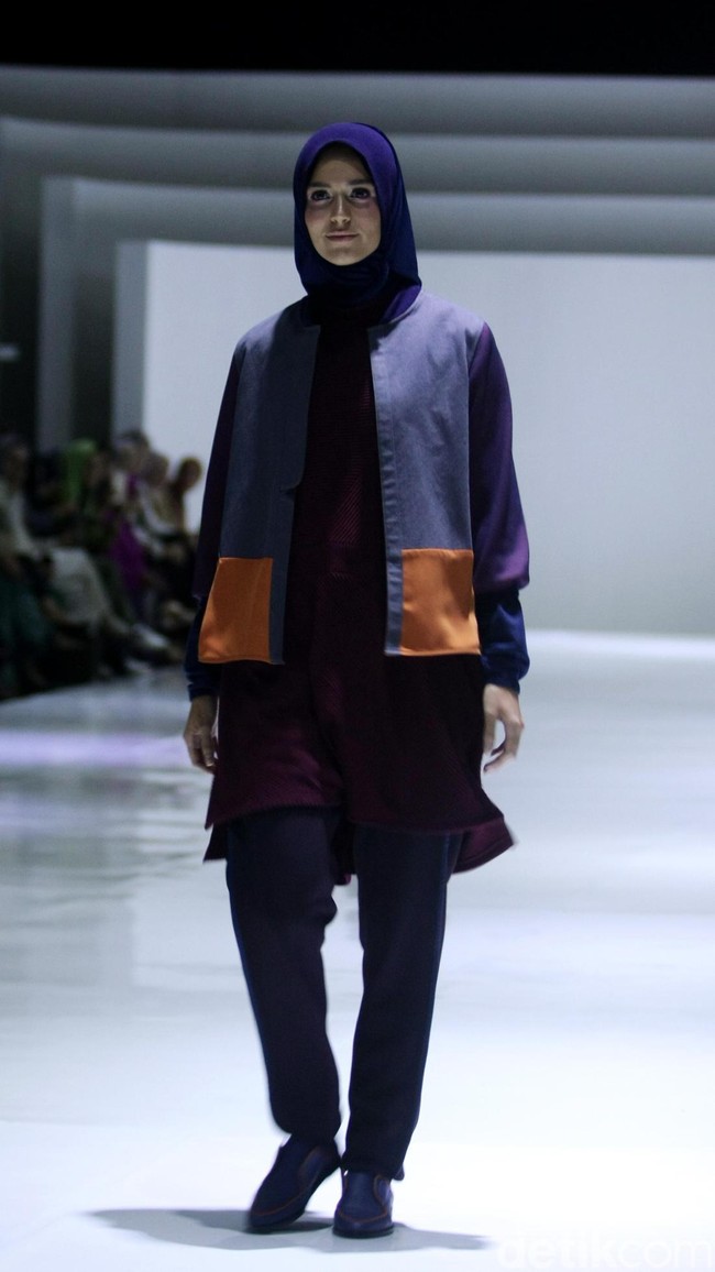 Fashion show busana muslim terbaru L.tru yang mengangkat tema Lets Talk di Ballroom Fairmont Hotel Jakarta. Rabu [12/4/2018]. [Foto: Mohammad Abduh/Wolipop].