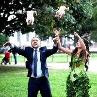 Pasangan ini lebih memilih ayam dibanding burung merpati untuk dilempar. Foto: Dok. Bored Panda