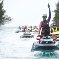 Anindya K. Putri, Puteri Indonesia 2015 yang juga wakil Indonesia di Miss Universe 2015, memimpin rombongan jet ski yang dikemudikan teman-temannya sesama finalis saat mengeksplor Pulau Seribu baru-baru ini. Foto: Instagram/Anindya K. Putri