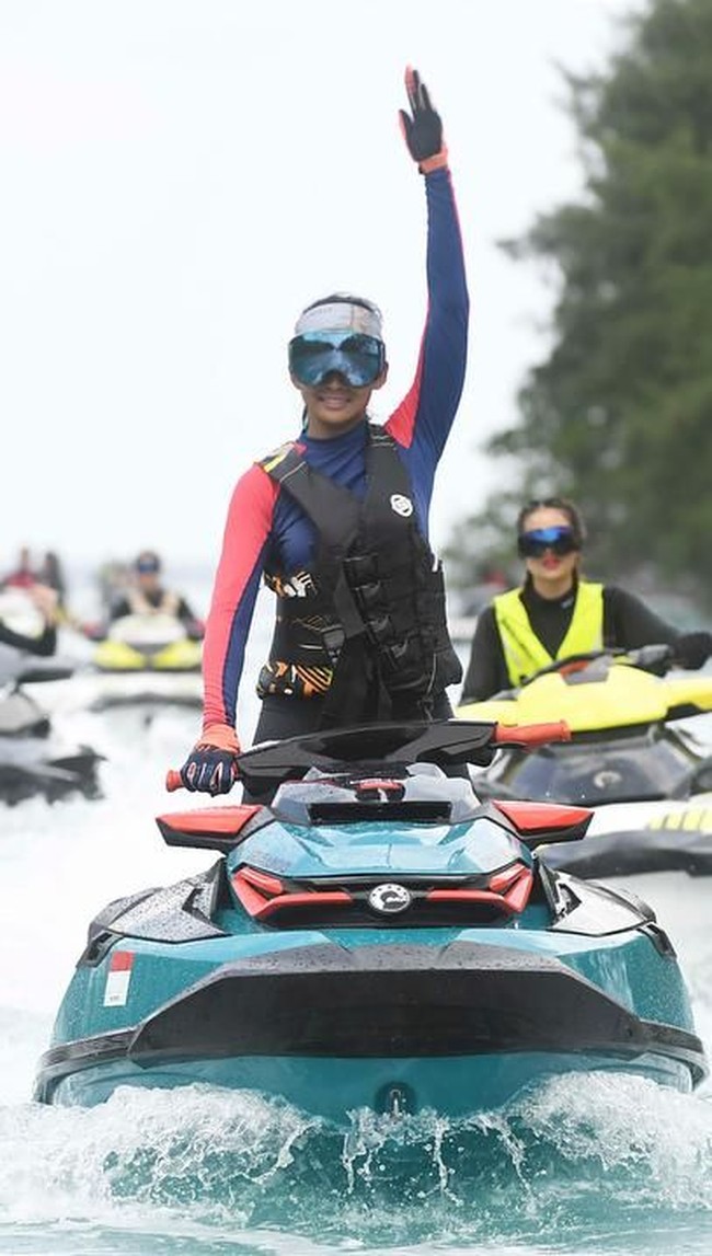 Anindya K. Putri, Puteri Indonesia 2015 yang juga wakil Indonesia di Miss Universe 2015, memimpin rombongan jet ski yang dikemudikan teman-temannya sesama finalis saat mengeksplor Pulau Seribu baru-baru ini. Foto: Instagram/Anindya K. Putri