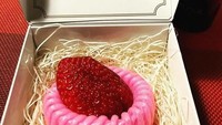 Strawberry dari Jepang ini punya kualitas tinggi. Lihat saja pengemasannya, dibuat spesial dengan kotak yang premium. Padahal sih strawberry ini bisa dikemas biasa saja. Foto: Istimewa