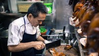Setiap harinya sang pemilik, Chan Hong Meng, melayani lebih dari ratusan pengunjung yang penasaran ingin mencicipi menu andalannya yaitu daging ayamnya. Foto: Istimewa