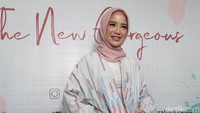 Chacha terlihat cantik saat mengenakan baju bergaris pink dan biru dan celana dominan putih. Foto: Ismail/detikHOT