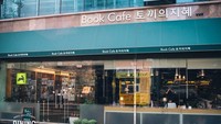 Rabbit Study Cafe terletak di Gangnam-gu, Jamwon-dong, Sinbanpo-ro, 321. Sesuai namanya, kafe ini diperuntukan bagi para pelajar atau pecinta buku. Karena memiliki konsep seperti layaknya perpustakaan. Foto: diningaddiction.com