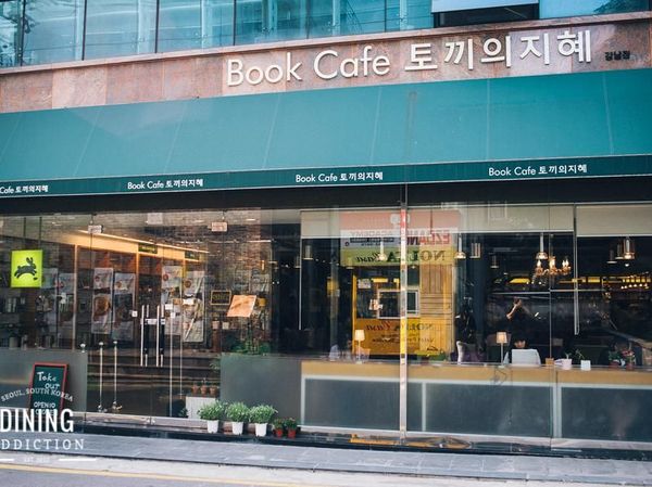 Asyik Banget! Di Kafe Ini Bisa Makan Enak Sambil Belajar
