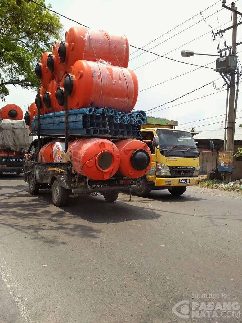 Pikap bawa barang berlebih. Foto: HASBI HADI/Pasangmata Pikap bawa barang berlebih. Foto: HASBI HADI/Pasangmata