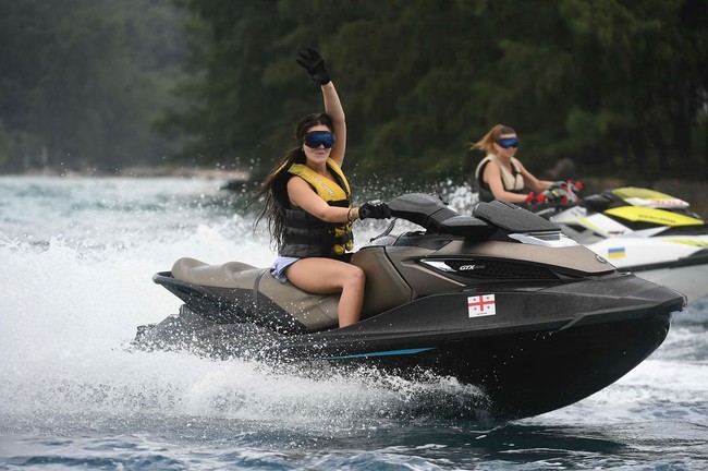 Jet ski berwarna hitam jadi andalan finalis Miss Universe 2015 yang satu ini. Dengan jet ski, mereka menikmati keindahan Pulau Seribu. (Foto: Instagram/Anindya K. Putri)