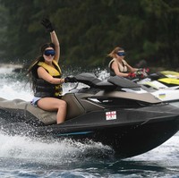Jet ski berwarna hitam jadi andalan finalis Miss Universe 2015 yang satu ini. Dengan jet ski, mereka menikmati keindahan Pulau Seribu. (Foto: Instagram/Anindya K. Putri)