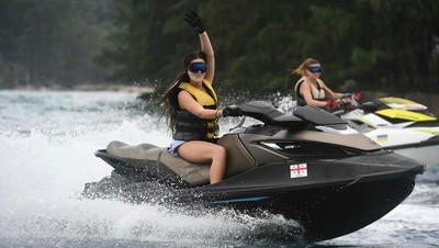 Foto: Gaya Sporty Seksi Finalis Miss Universe Main Jet Ski di Pulau Seribu