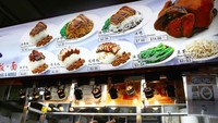 Setiap harinya gerai ini buka selama 17 jam, dengan lebih dari 180 ekor ayam yang terjual. Gerai ini sudah populer jauh sebelum Michelin Star memberikan bintang mereka. Foto: Istimewa