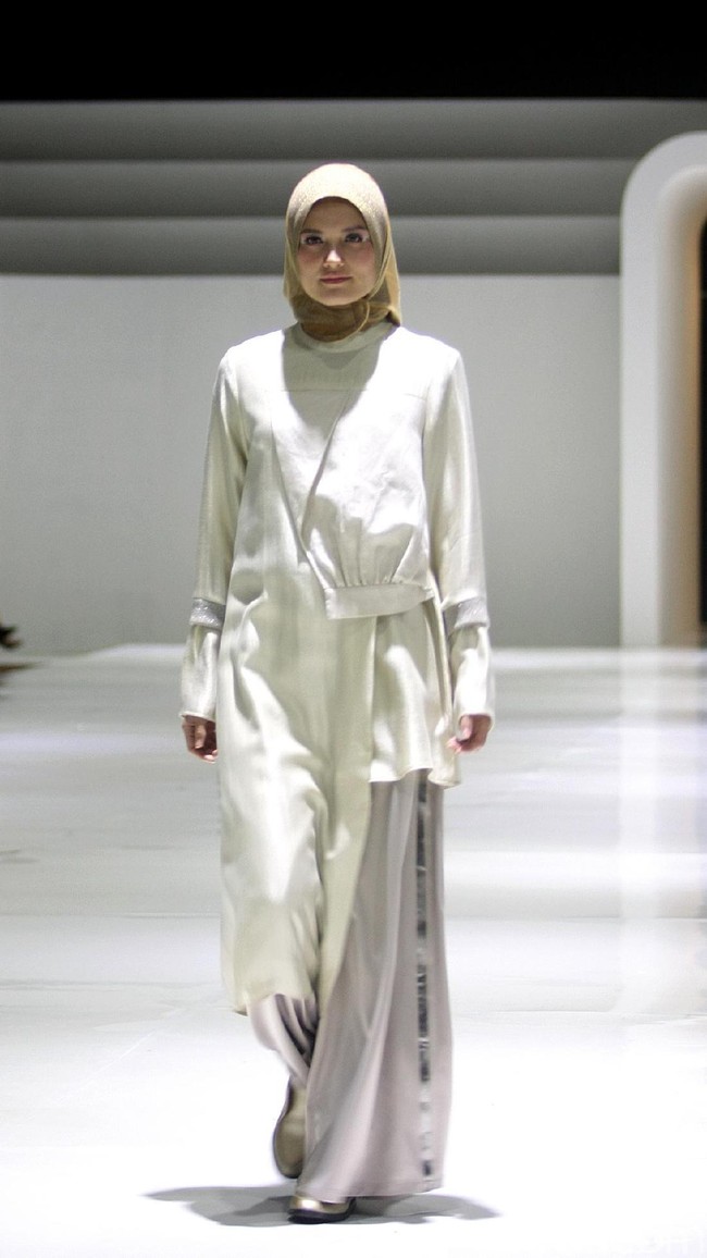 Fashion show busana muslim terbaru L.tru yang mengangkat tema Lets Talk di Ballroom Fairmont Hotel Jakarta. Rabu [12/4/2018]. [Foto: Mohammad Abduh/Wolipop].