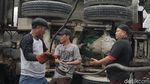 Foto: Evakuasi Truk Molen yang Terguling di Jatibaru