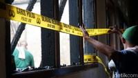 Garis polisi dipasang di lokasi kebakaran.
