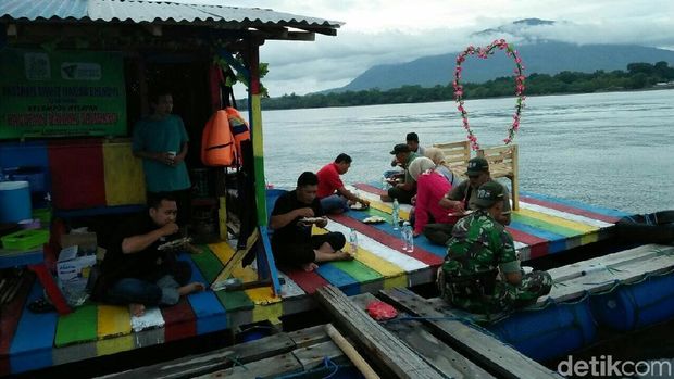 Wisata di tengah laut Situbondo/