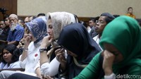 Idrus Marham menyimak pleidoi yang dibacakan Setya Novanto.