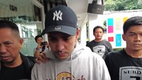 Aktor Riza Shahab ditangkap Polisi terkait sabu. Riza ditangkap bersama lima rekannya. Dia ditangkap usai pesta sabu di Apartemen Wave, Kuningan, Jakarta Selatan. Riza dkk sudah dites urine dan dinyatakan positif.  (Foto: Kanavino/detikcom)