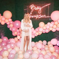 Gaun berbahan velvet, ditambah long outerwear warna blush pink membuat Khloe tampil mencuri atensi di acara baby shower-nya. Foto: Dok. Instagram/Khloe Kardashian