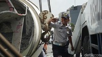 Kecelakaan truk molen terjadi di Jatibaru, Tanah Abang, Jakarta Pusat, Jumat (13/04/2018). Menurut saksi mata mobil semen bermuatan penuh kecelakaan menghindari ojol yang melawan arah, dikabarkan ojol itu melarikan diri.