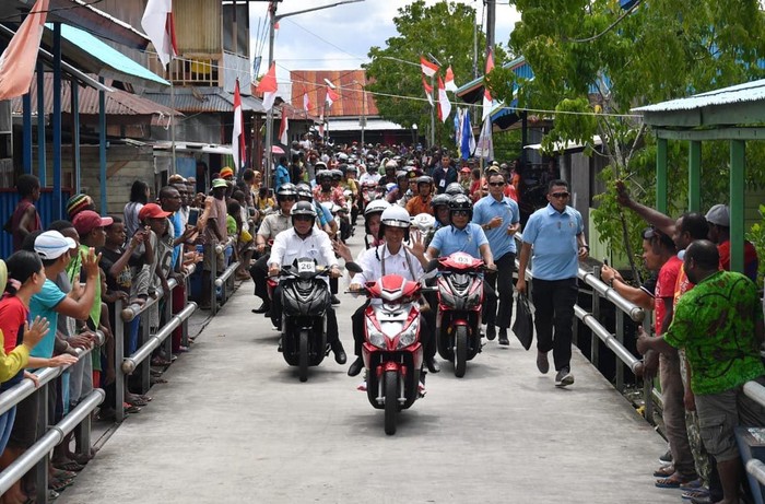 Dalam kunjungannya ke Agats, Kabupaten Asmat, Papua, Presiden Jokowi menaiki motor listrik bersama Ibu Iriana. Motor listrik tersebut rupanya rakitan Gresik.
