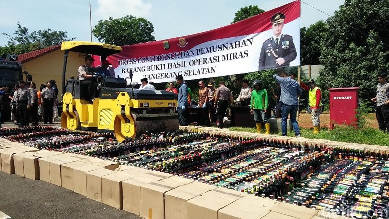 Polisi Musnahkan Miras Oplosan dari Pabrik di Ciputat Polisi Musnahkan Miras Oplosan dari Pabrik di Ciputat
