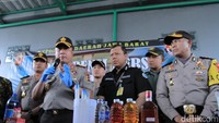 Kapolda Jabar Irjen Pol Agung Budi Maryoto mengatakan dalam sehari big bos, Syamsudin Simbolon, dapat memproduksi ratusan botol miras oplosan. (Foto: Wisma Putra/detikcom).