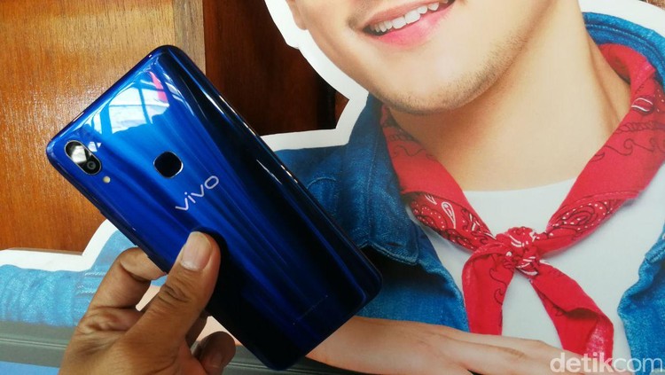 Vivo V9 Berbalut warna Biru yang Menggoda - Foto 4