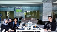 Makan cantik tulis Irwansyah. Maksudnya mungkin makan bareng cewek-cewek cantik ya. Foto: instagram @irwansyah_15