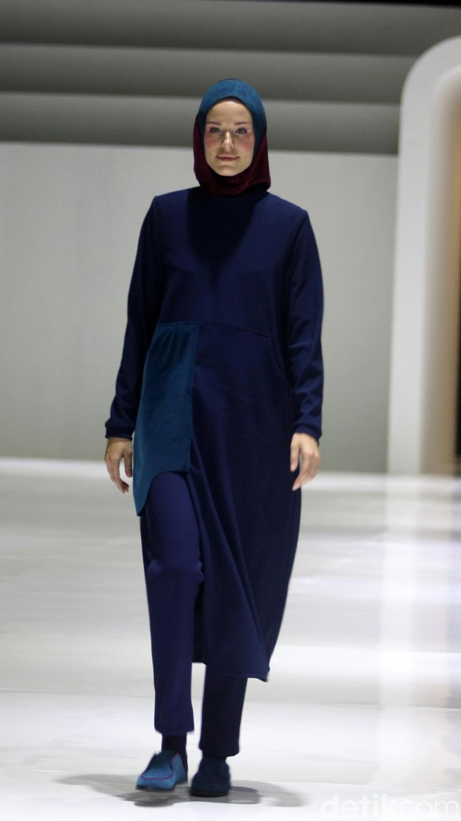 Fashion show busana muslim terbaru L.tru yang mengangkat tema Lets Talk di Ballroom Fairmont Hotel Jakarta. Rabu [12/4/2018]. [Foto: Mohammad Abduh/Wolipop].