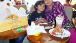 Mengintip Keseruan Via Vallen Saat Makan Bersama Keluarga