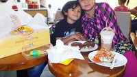  Minggu malam cerita. Nemenin mereka, tulis Via dalam caption foto ibunda dan snag adik. Foto: Instagram @viavallen
