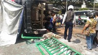 Foto: Petugas masih menangani kecelakaan ini. (Wildan-detikcom)