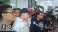Dengan menggunakan topi, Riza Shahab menahan tangis. Foto: Febriyantino Nur Pratama